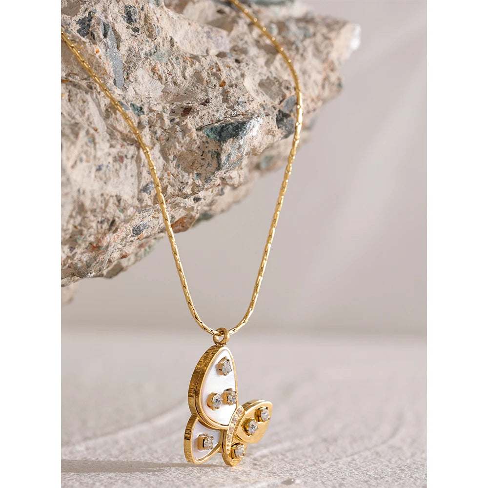 Collier papillon avec coquillage naturel et zircon Vega - Ma boutique