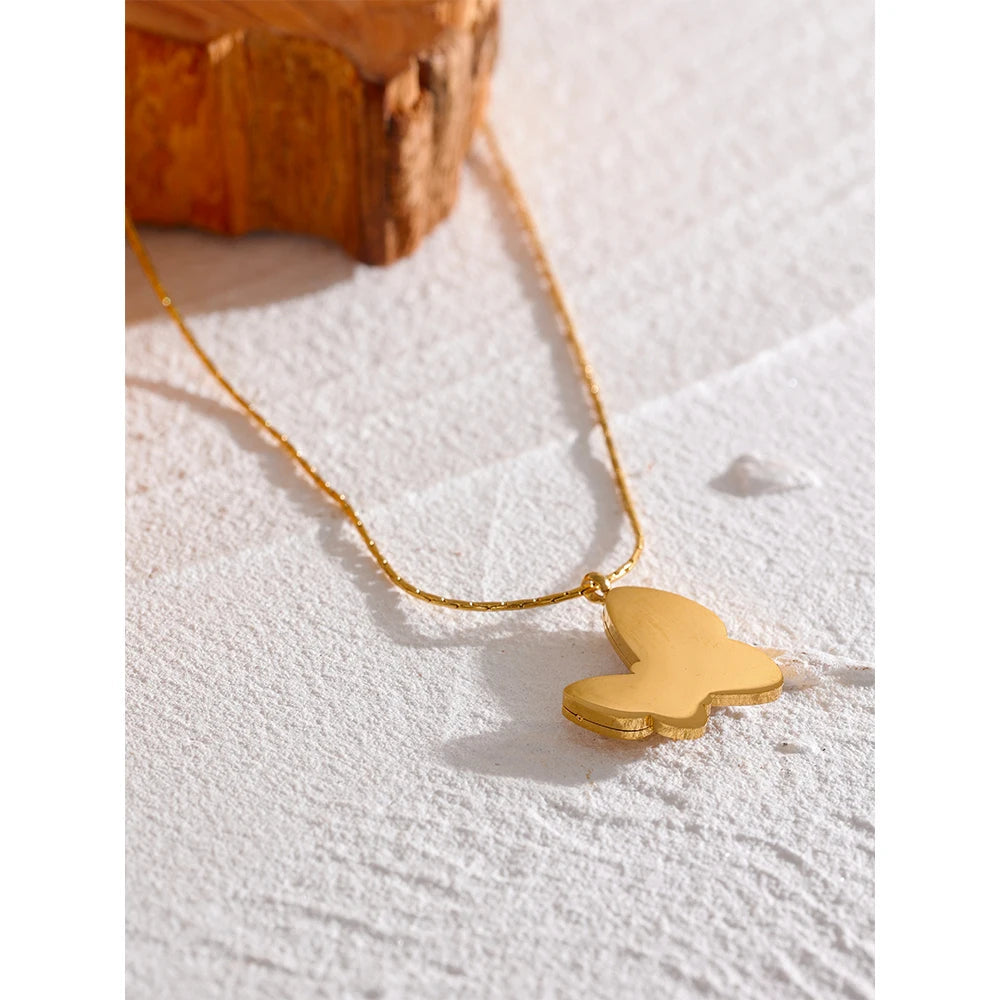 Collier papillon avec coquillage naturel et zircon Vega - Ma boutique