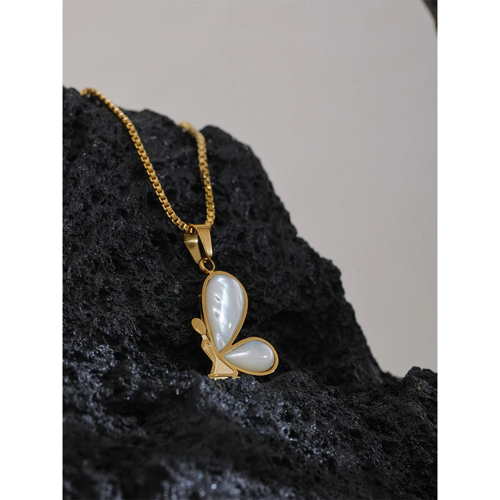 Collier papillon plaqué or avec coquillage naturel Callisto - Ma boutique