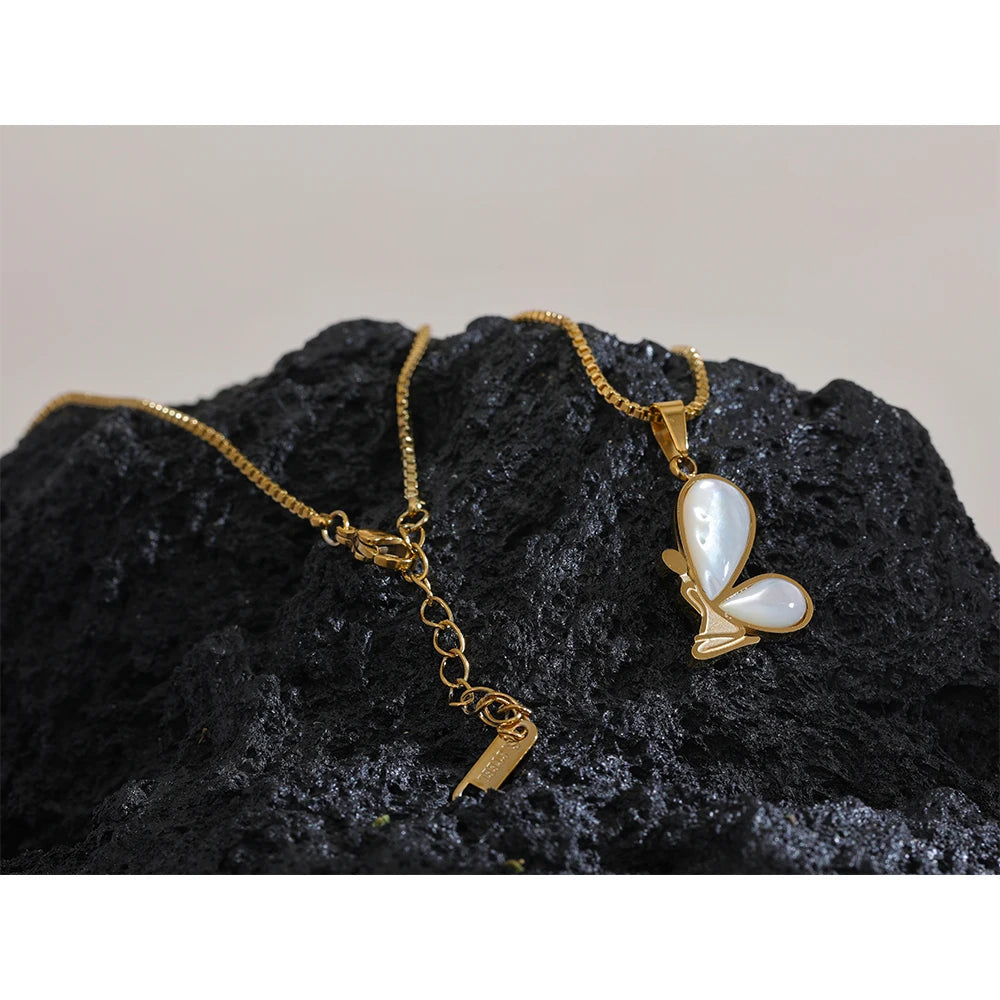 Collier papillon plaqué or avec coquillage naturel Callisto - Ma boutique