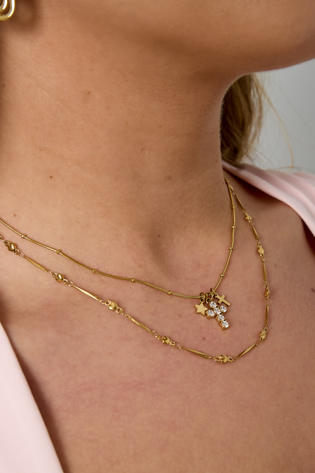 Collier avec breloques en forme de croix et d'étoile