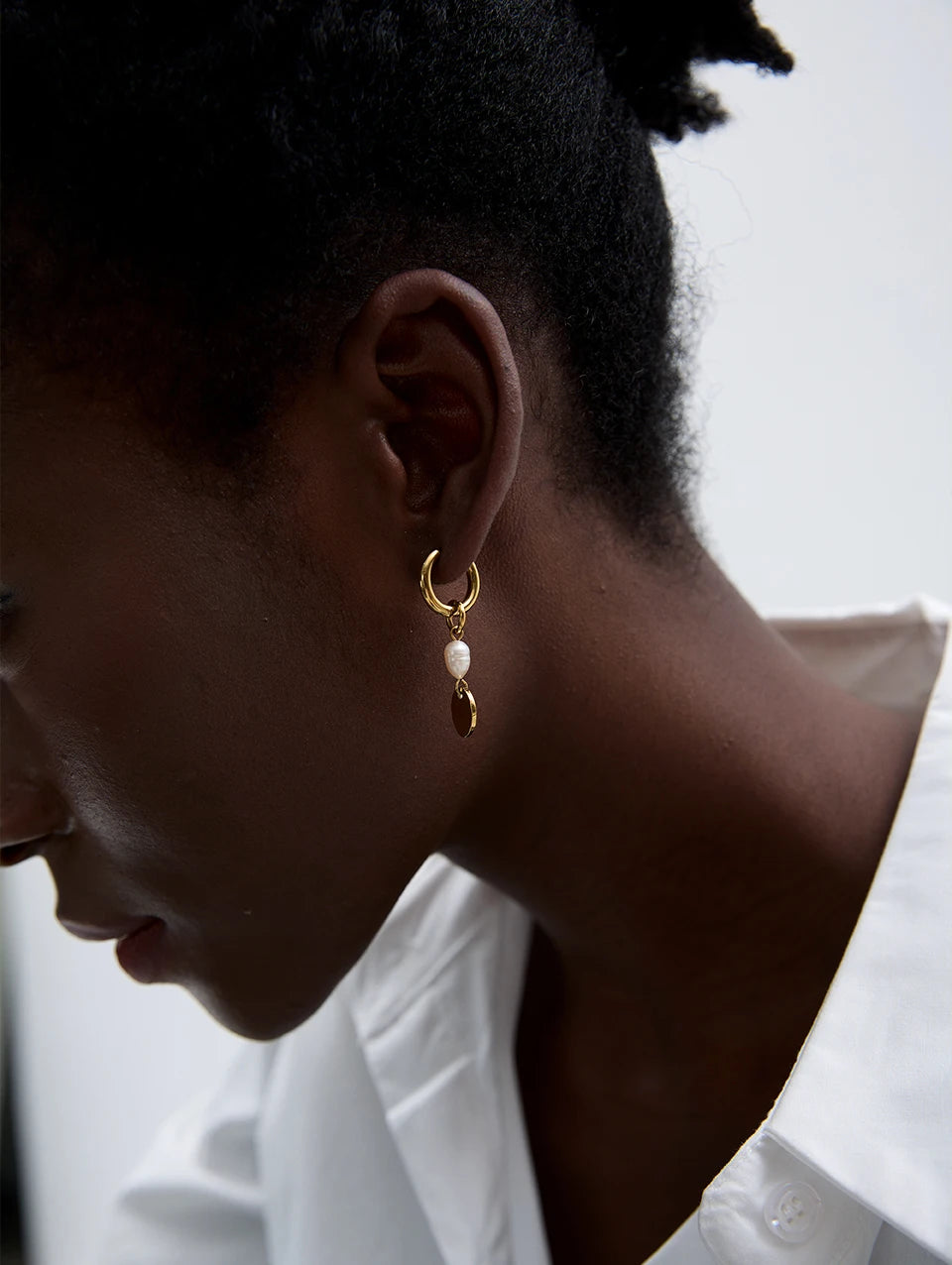 Boucle d'oreille créole pendante avec perle naturelle La Rosa - Ma boutique