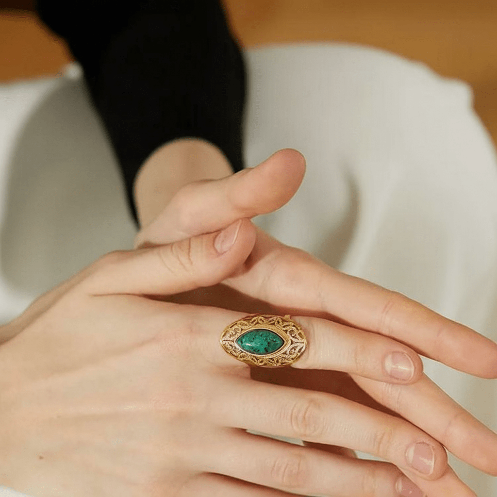 Bague en or avec pierre verte Maïa - L'atelier des bijoux