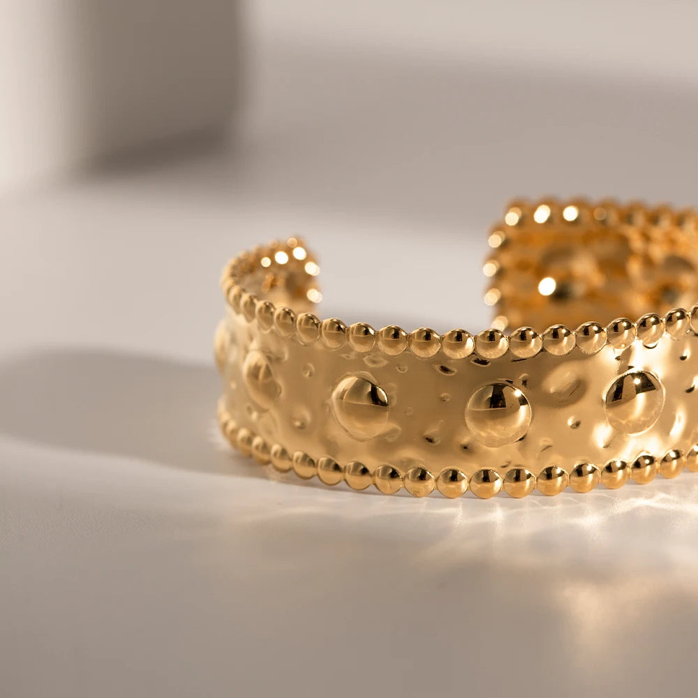 Bracelet jonc plaqué or martelé Lyra | Atelier des bijoux