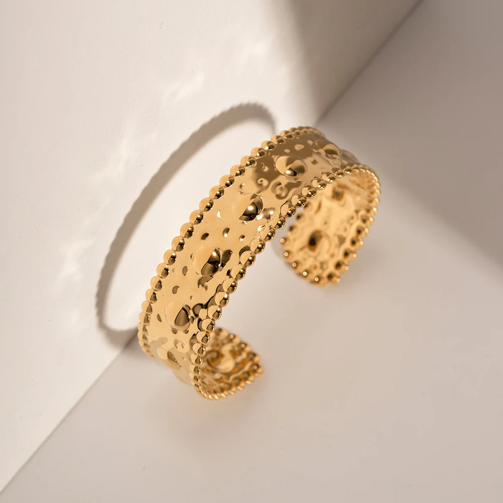 Bracelet jonc plaqué or martelé Lyra | Atelier des bijoux