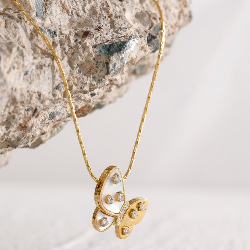 Collier papillon avec coquillage naturel et zircon Vega - L'atelier des bijoux