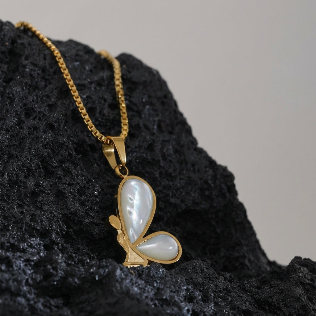Collier papillon plaqué or avec coquillage naturel Callisto - L'atelier des bijoux