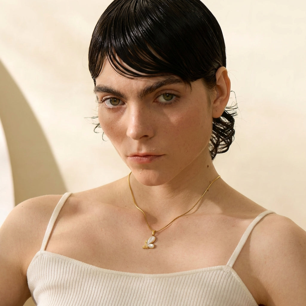 Collier papillon plaqué or avec coquillage naturel Callisto - L'atelier des bijoux