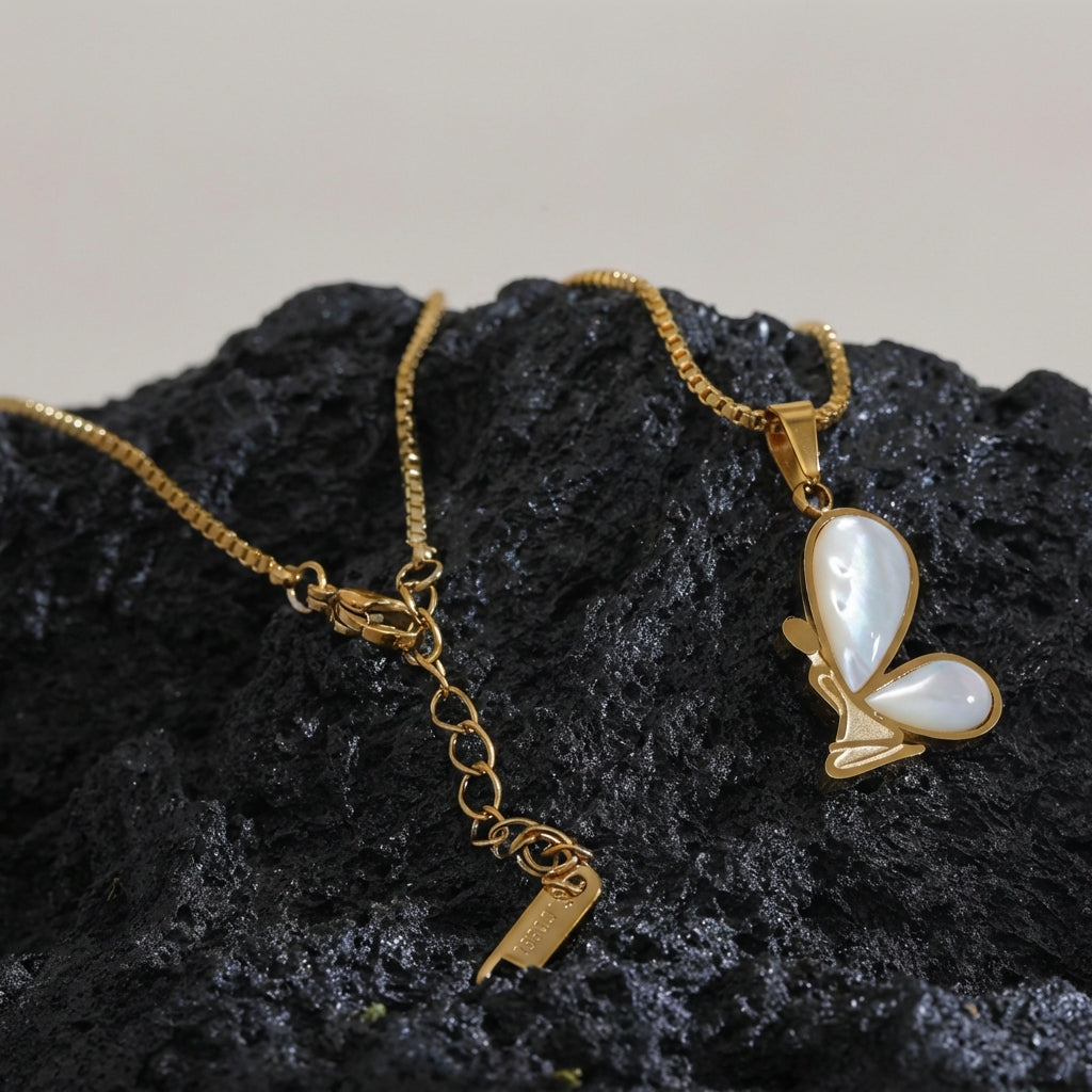 Collier papillon plaqué or avec coquillage naturel Callisto - L'atelier des bijoux