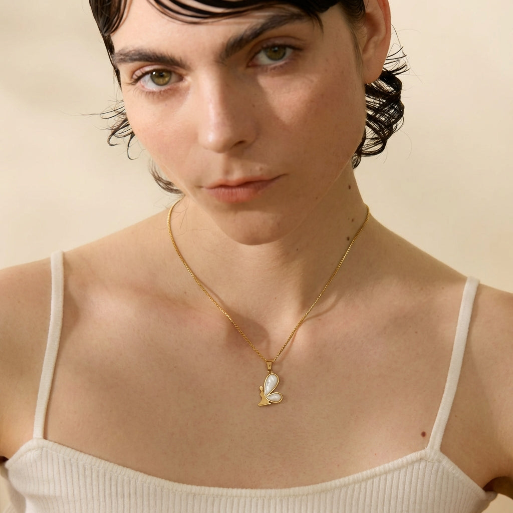 Collier papillon plaqué or avec coquillage naturel Callisto - L'atelier des bijoux