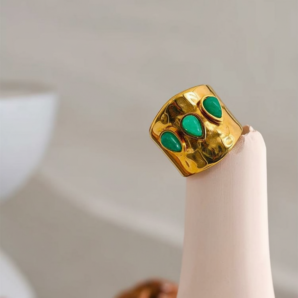 Bague plaqué or avec 3 pierres naturelles vertes Duchesse pour femme - Atelier des bijoux