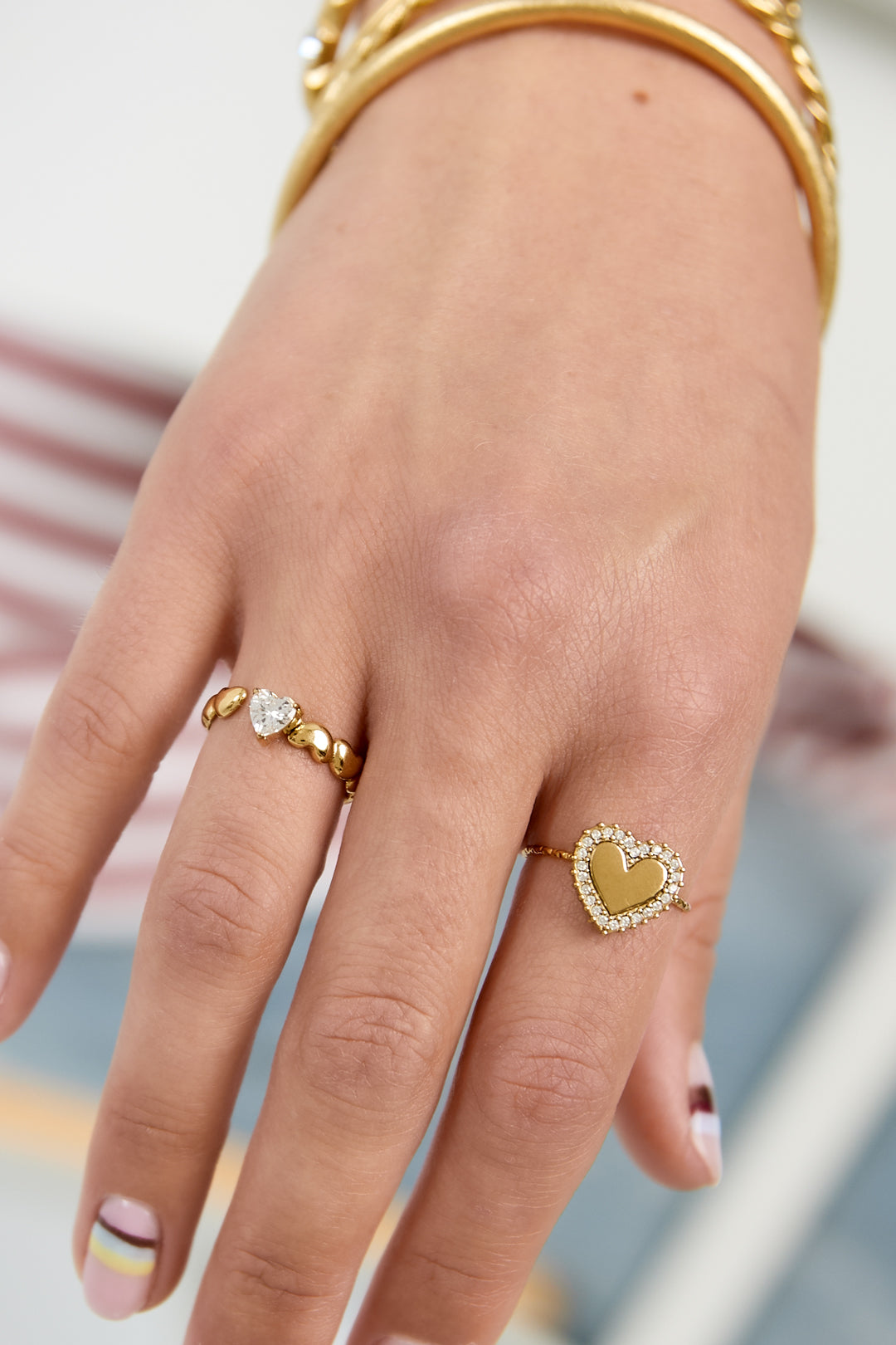 Bague ornée de cœurs alternés et de zirconiums cubiques